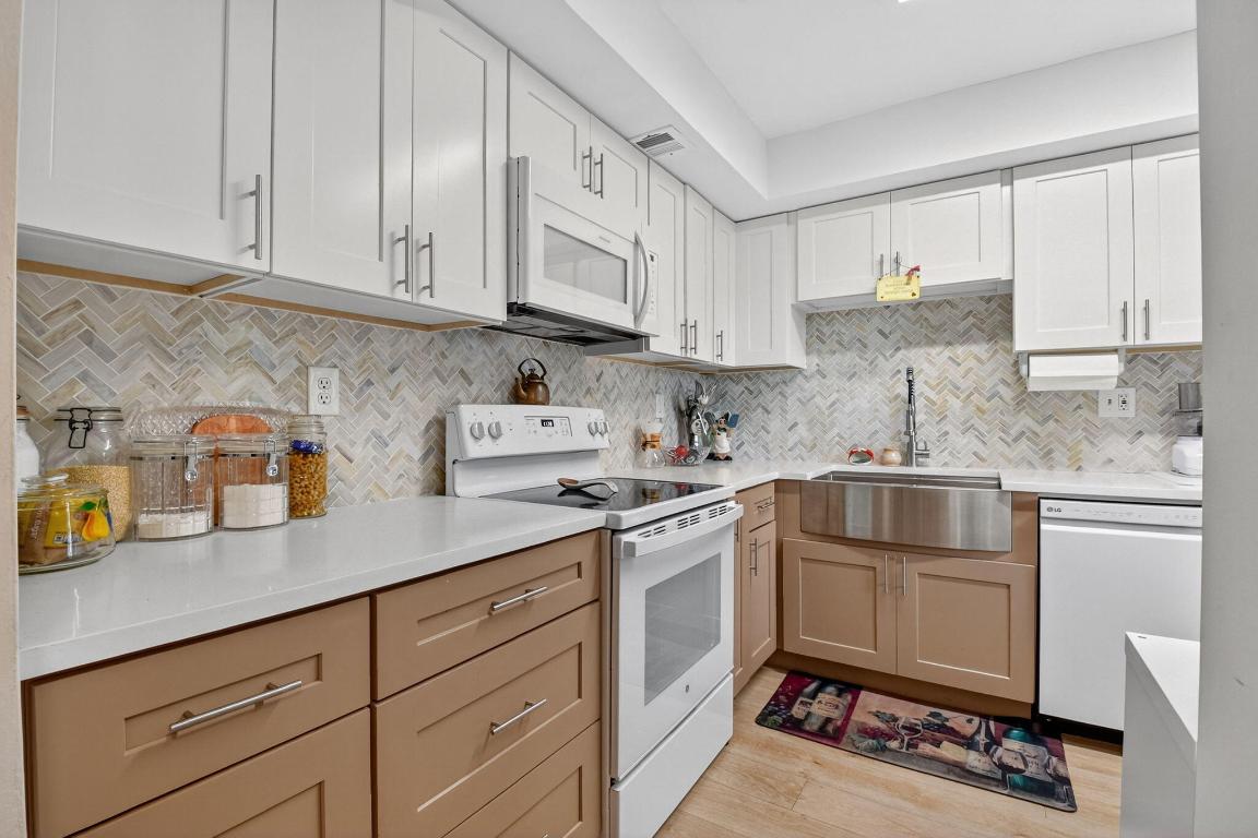 LANDS OF THE PRESIDENT CONDO 8 - Residential