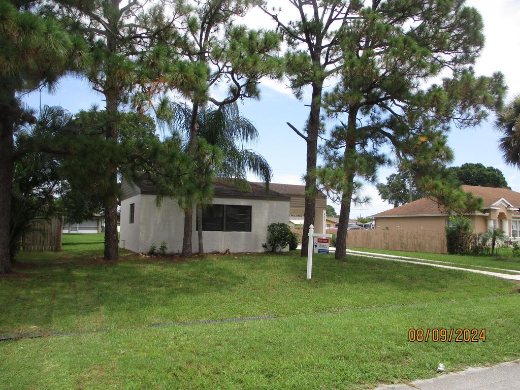Photo of 402 SE Calmoso Drive, Port Saint Lucie, FL 34983 (MLS # R11011444)