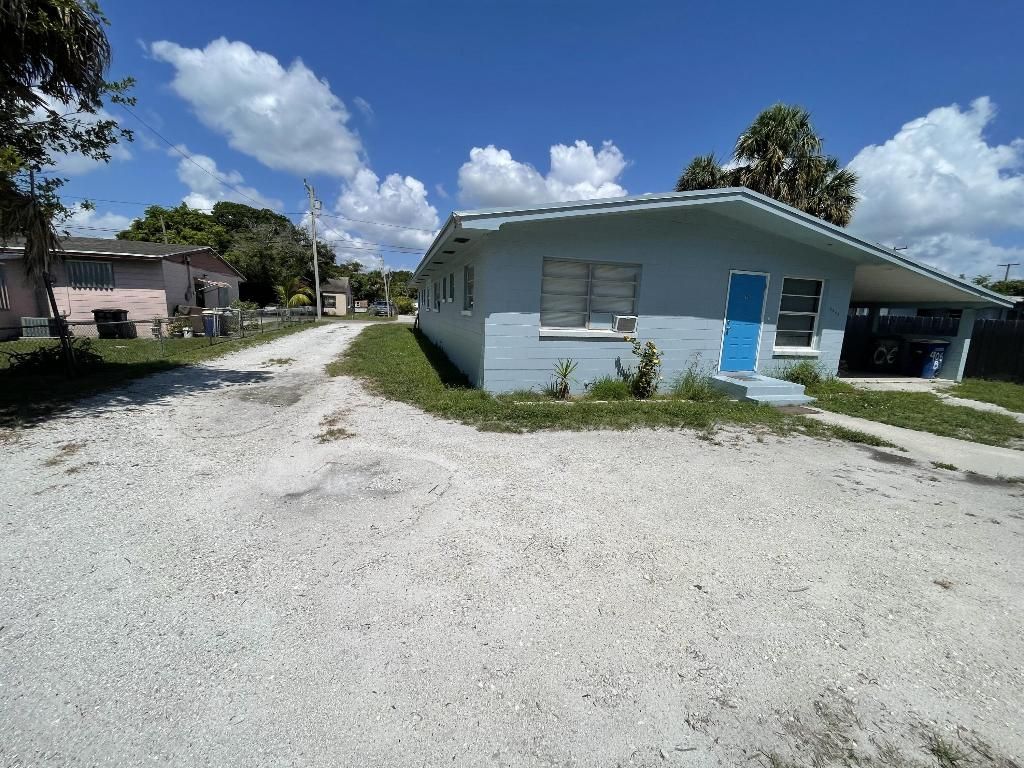Photo of 906 S 15th Street #B, Fort Pierce, FL 34950 (MLS # R10995129)