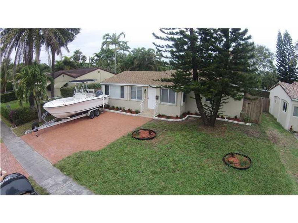 Photo of 1541 Plunkett Street #1541, Hollywood, FL 33020 (MLS # B26011818)