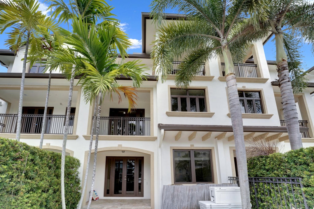Photo of 105 ISLE OF VENICE Drive #105, Fort Lauderdale, FL 33301 (MLS # B26076808)