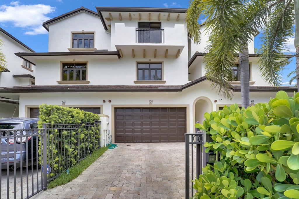 Photo of 105 ISLE OF VENICE Drive #105, Fort Lauderdale, FL 33301 (MLS # B26076808)