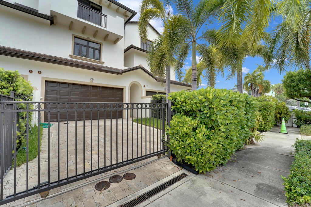Photo of 105 ISLE OF VENICE Drive #105, Fort Lauderdale, FL 33301 (MLS # B26076808)