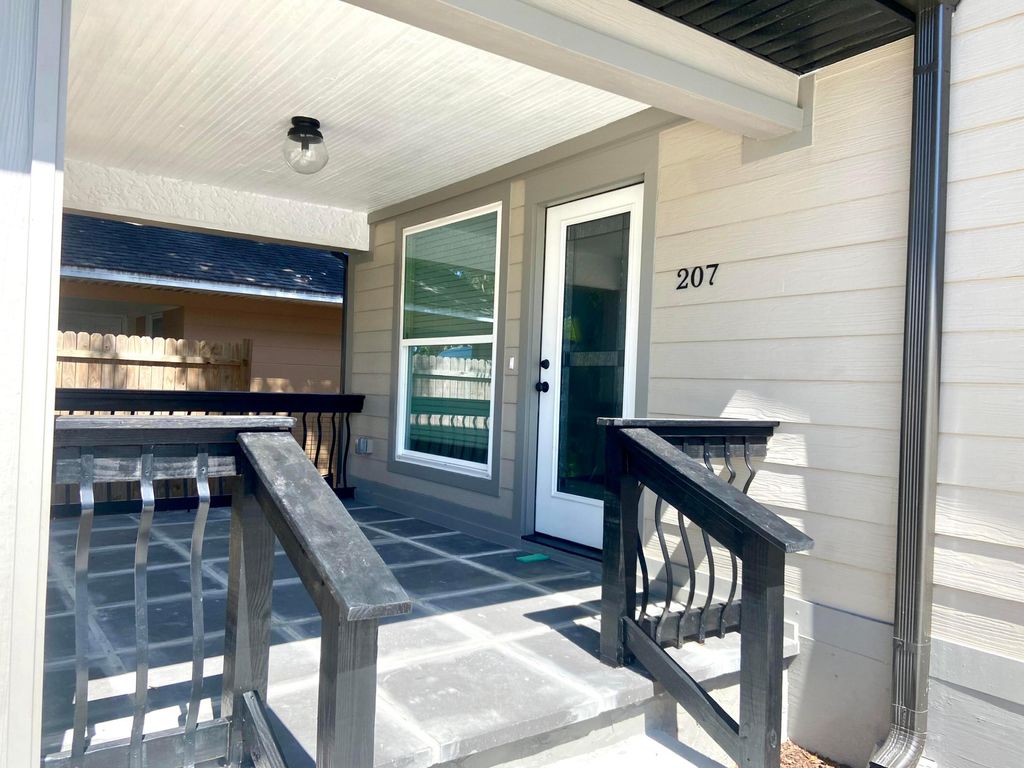 Photo of 207 Ave E SE, Winter Haven, FL 33880 (MLS # B26029842)