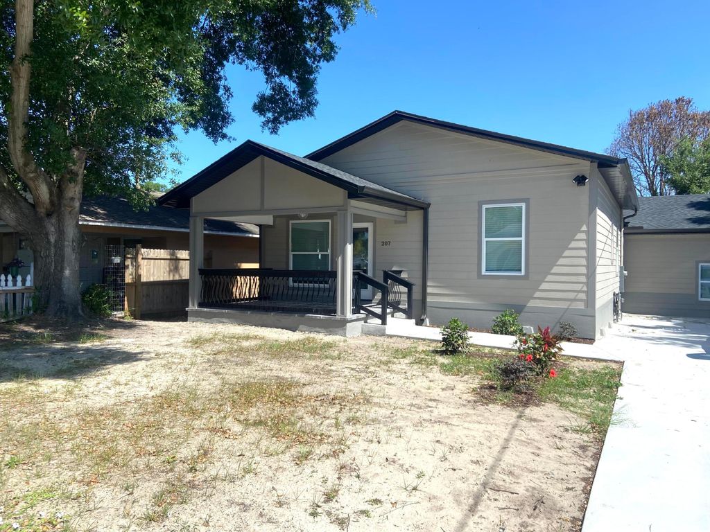Photo of 207 Ave E SE, Winter Haven, FL 33880 (MLS # B26029842)