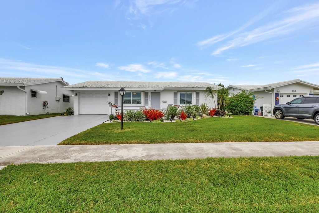 Photo of 1803 SW 13th Avenue, Boynton Beach, FL 33426 (MLS # R11093368)