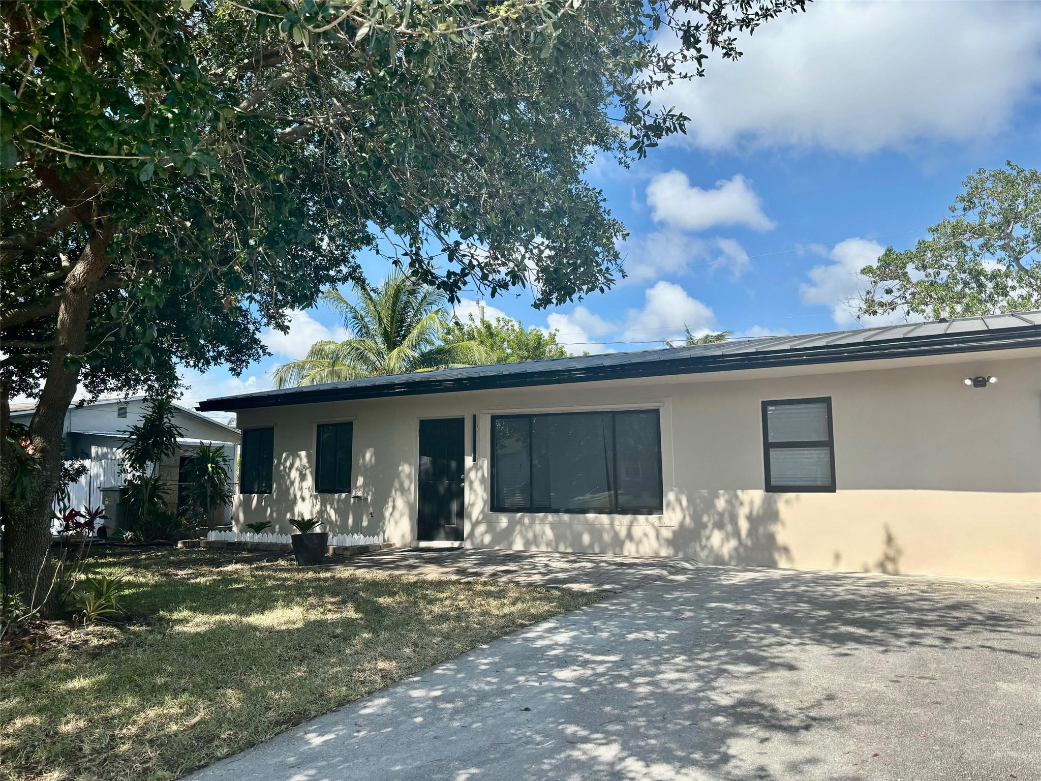 GREAT LOCATION!! SINGLE FAMILY HOME PERFECT FOR OWNERS OR INVESTORS, SPACIOUS BACKYARD, NO HOA, OPEN KITCHEN, LAMINATE FLOORING, SCREENED PATIO, LOCATED NEAR SHOPPING, SCHOOLS, DINNING, AND MAJOR HIGHWAYS,AC 2019, METAL ROOF 2006, FENCED YARD.