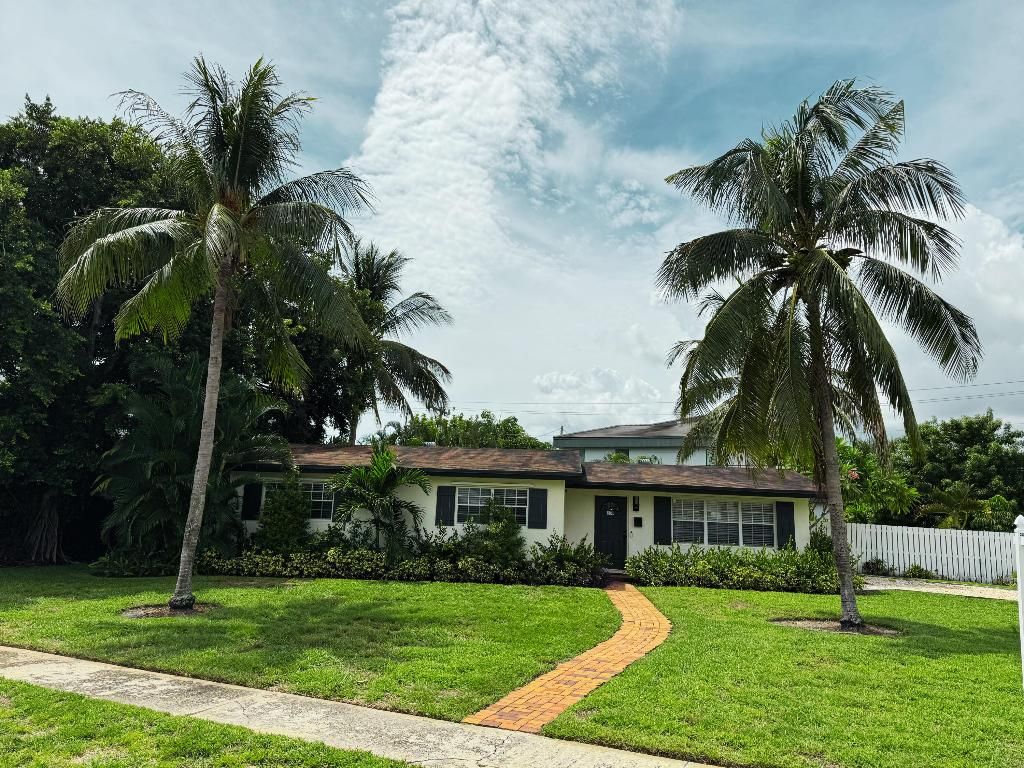 Photo of 300 NE 7th Street, Boca Raton, FL 33432 (MLS # R11121413)