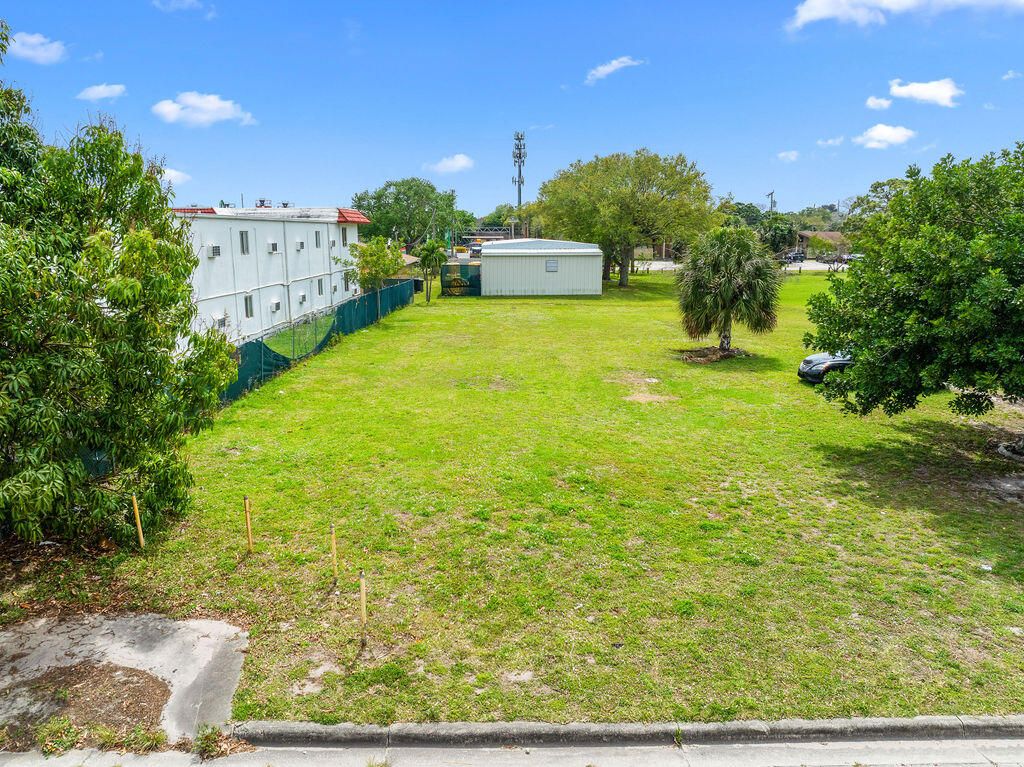 Photo of 503 Gardenia Avenue, Fort Pierce, FL 34982 (MLS # R11069438)