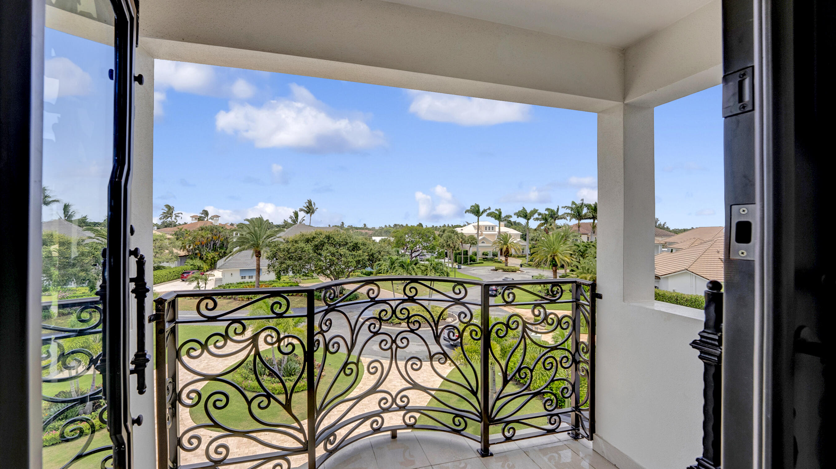 ROLLING HILLS - Residential