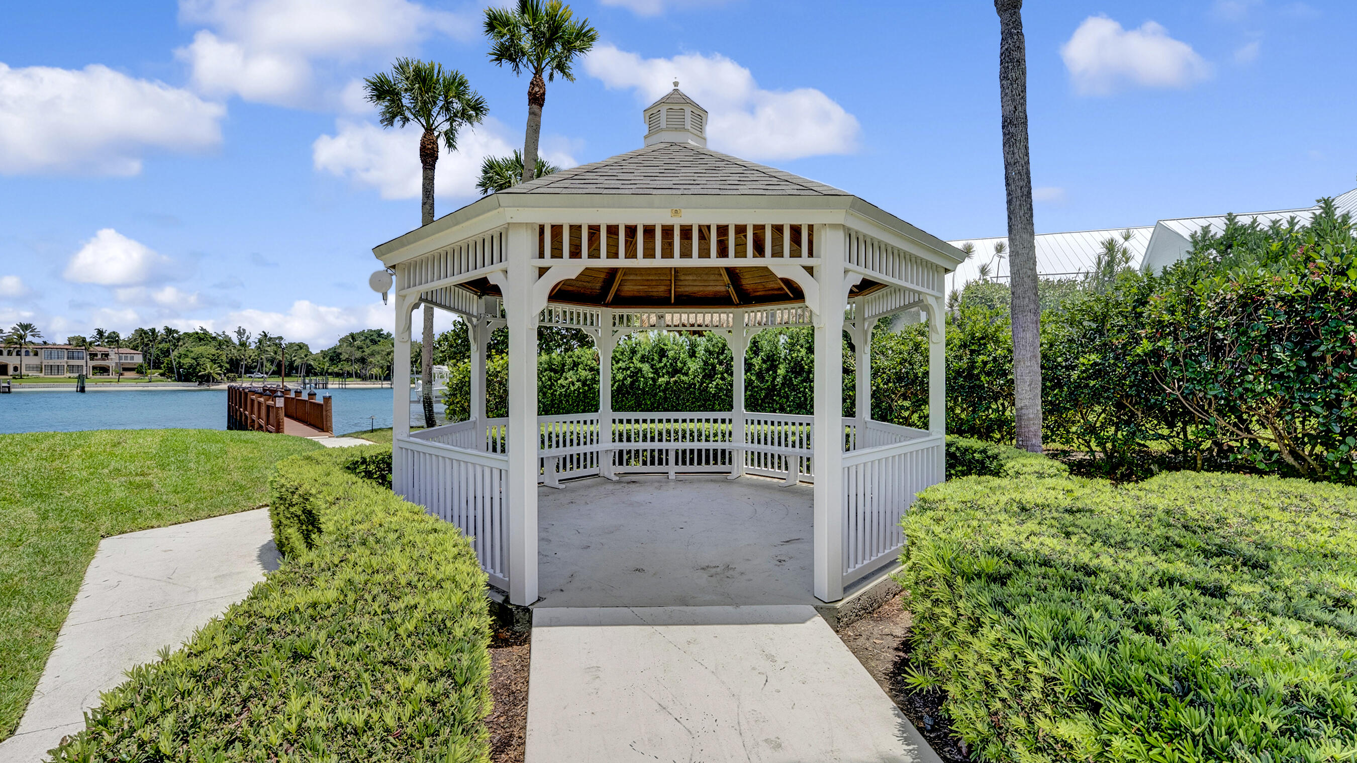 ROLLING HILLS - Residential