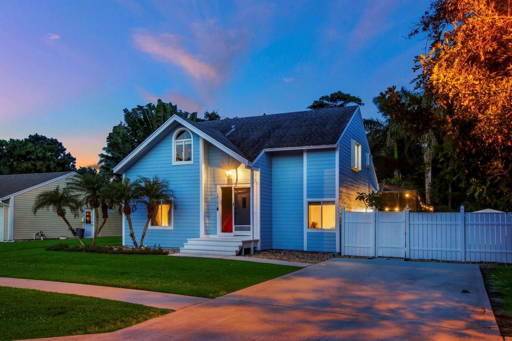 Photo of 18245 Jupiter Landings Drive, Jupiter, FL 33458 (MLS # R10956647)