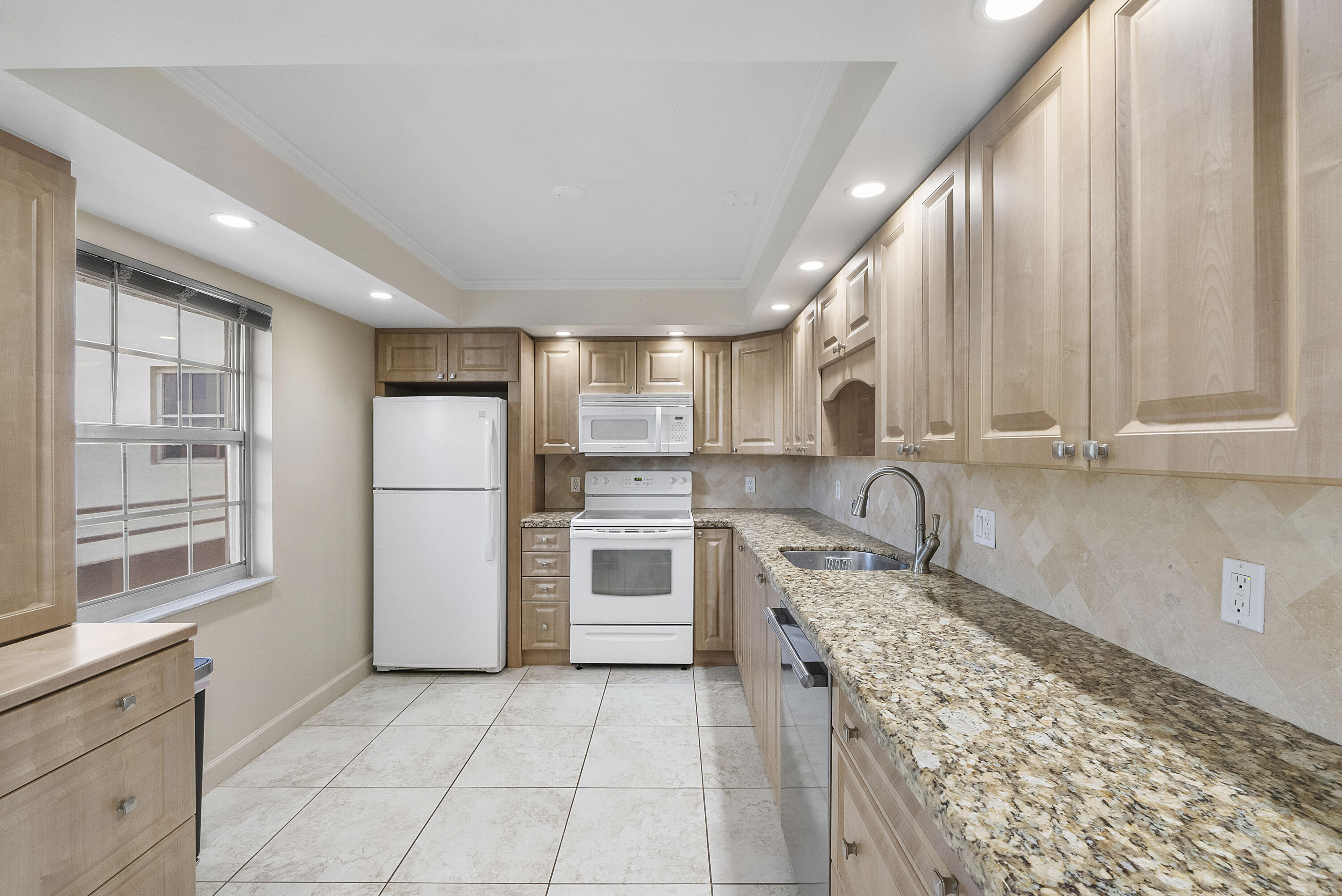 NO 76 PALM-AIRE COUNTRY CLUB - Residential Lease