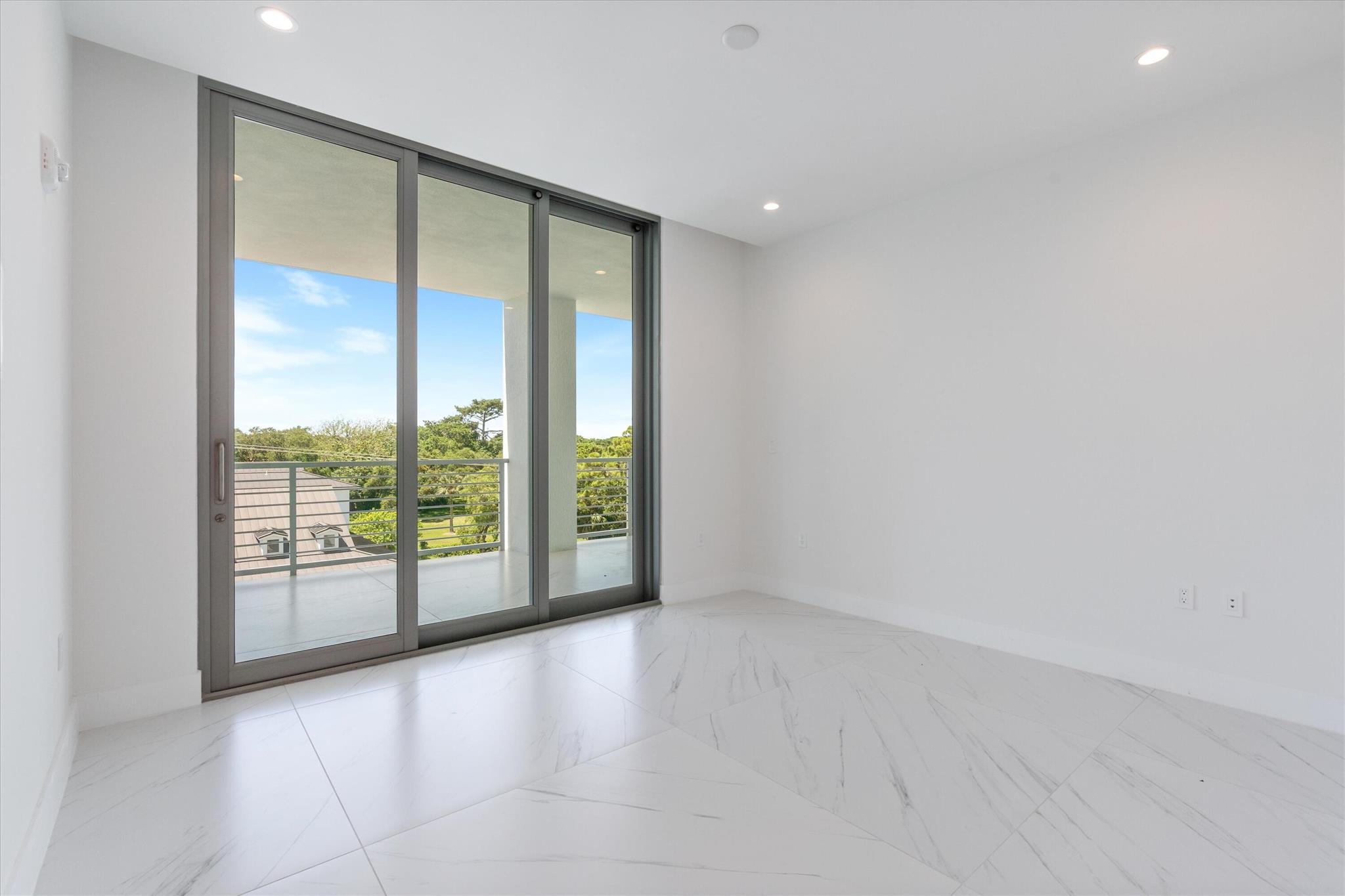 ROYAL PALM RESIDENCES - Residential