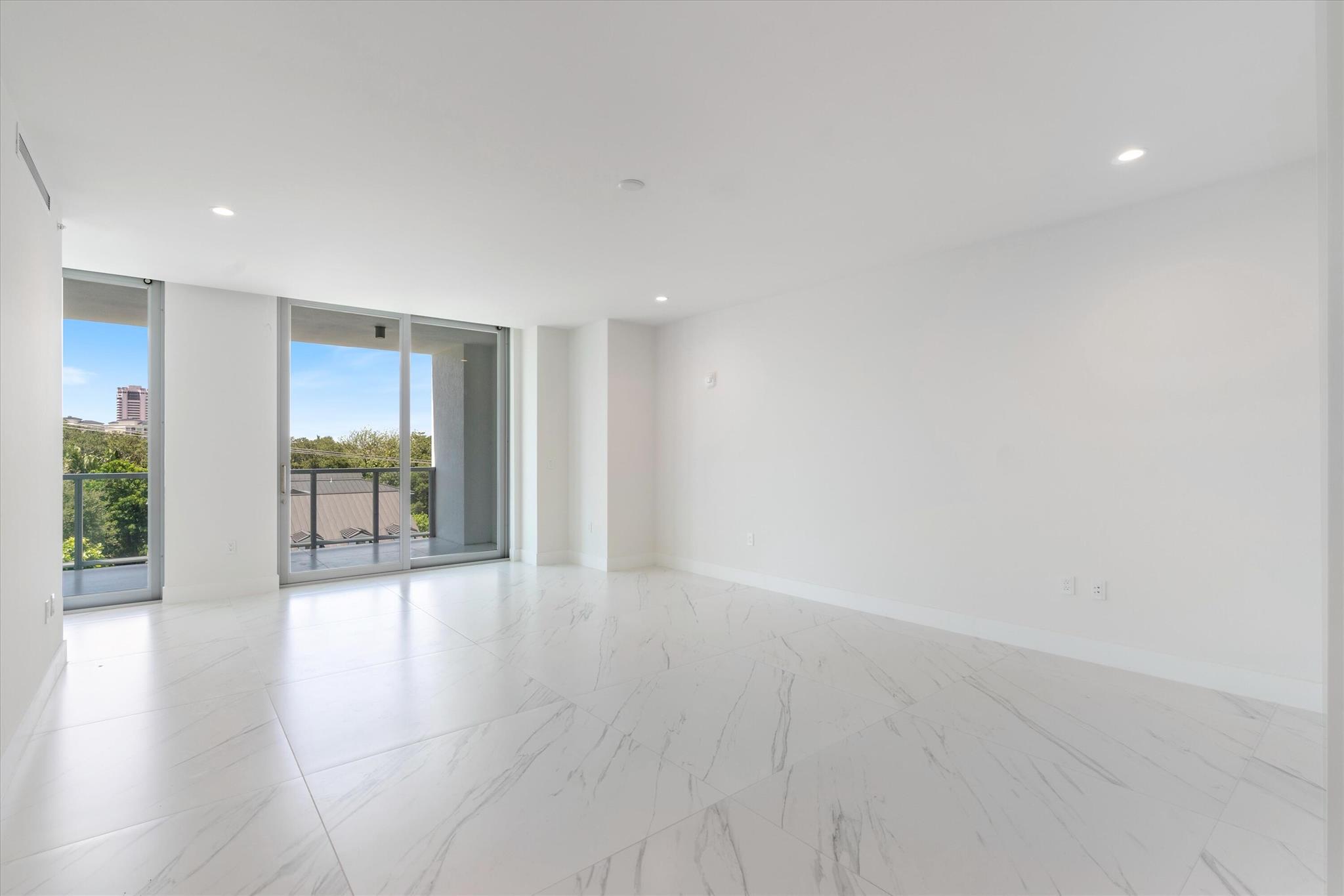 ROYAL PALM RESIDENCES - Residential