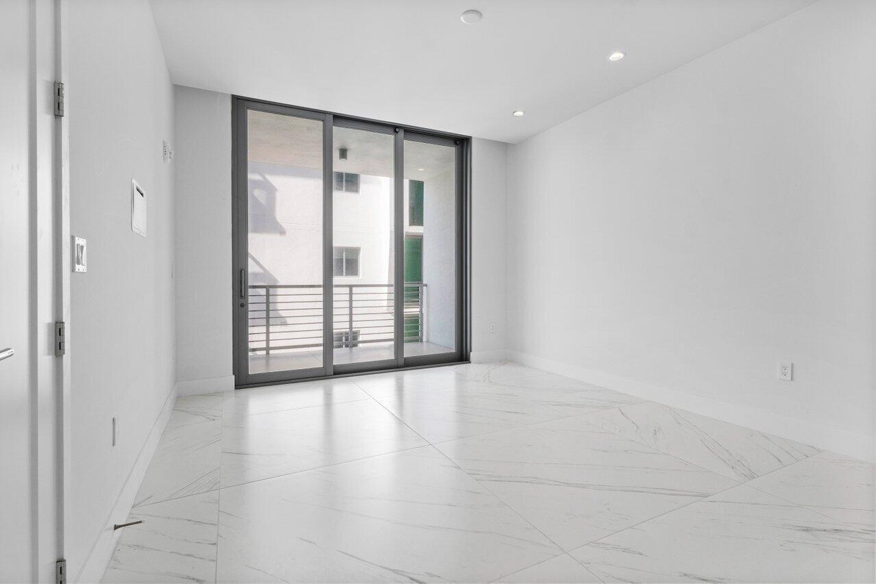 ROYAL PALM RESIDENCES - Residential