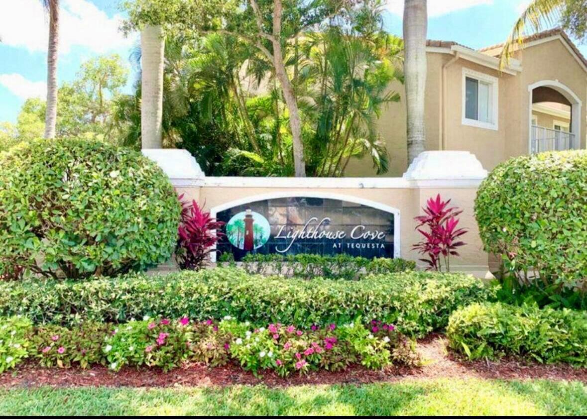 Beautiful 2-Bedroom, 2-Bathroom Townhouse in the Heart of Tequesta Welcome to this charming townhouse located in the desirable Lighthouse Cove community. Featuring 2 spacious bedrooms and 2 full bathrooms, this home offers comfort and convenience in an unbeatable location. Enjoy access to top-notch community amenities including a sparkling pool, tennis court, fitness center, and more. Just minutes from the beach, dining, and shopping, this home provides the perfect blend of relaxation and lifestyle.