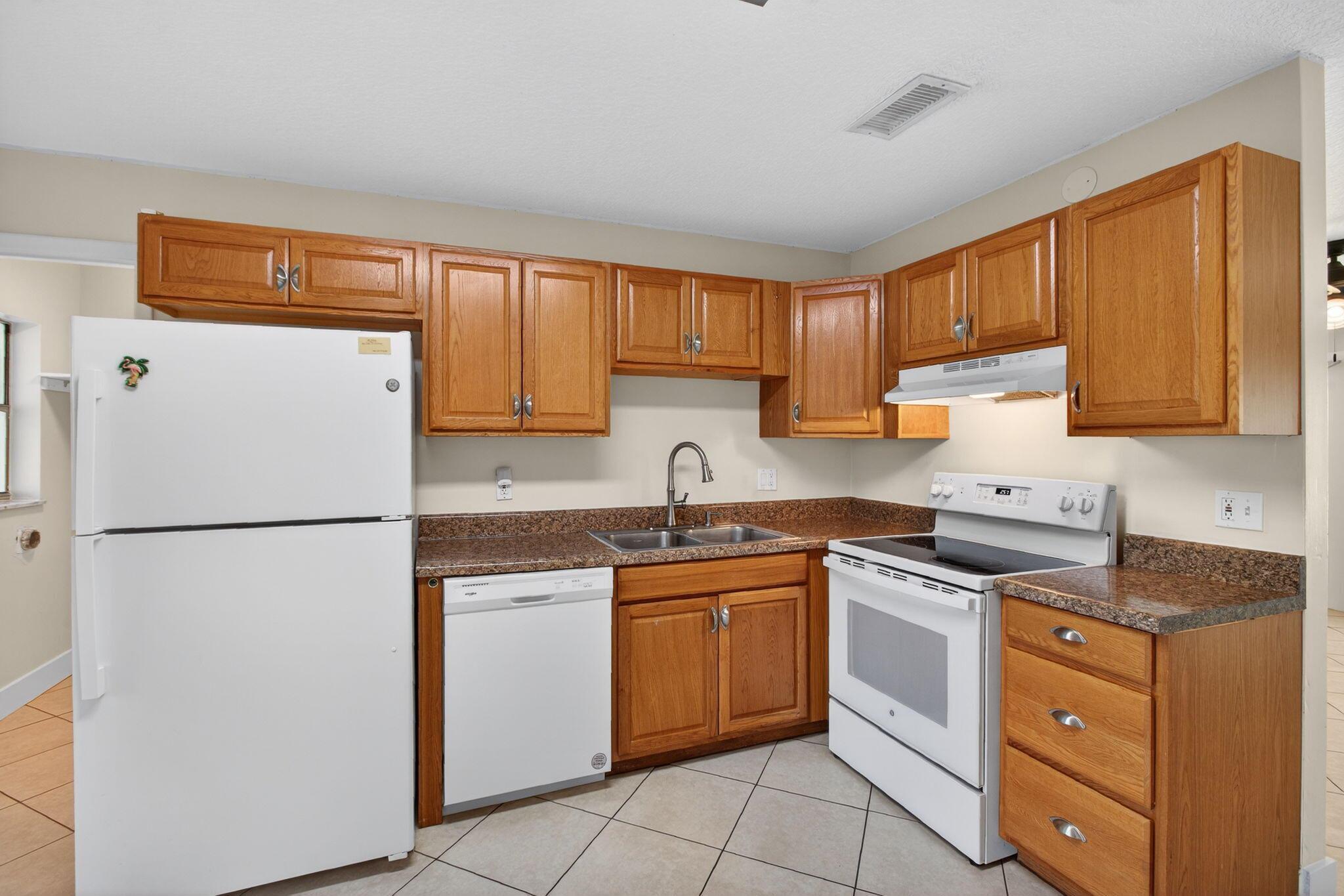 EASTRIDGE ESTATES - Residential Lease