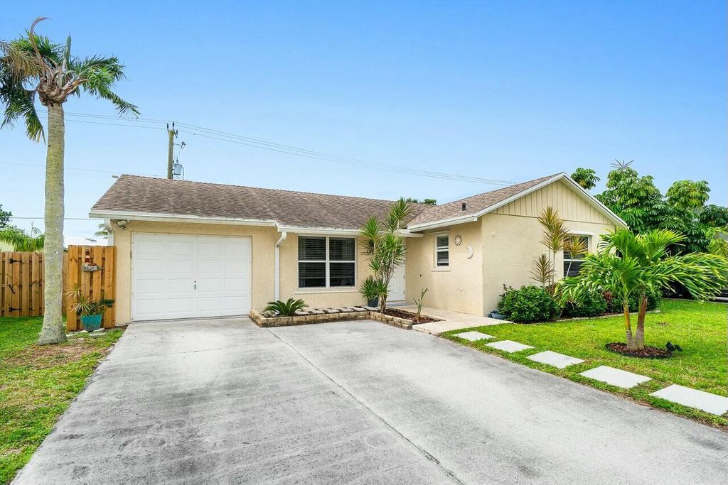 Photo of 121 Deerfield Drive, Jupiter, FL 33458 (MLS # R11082380)