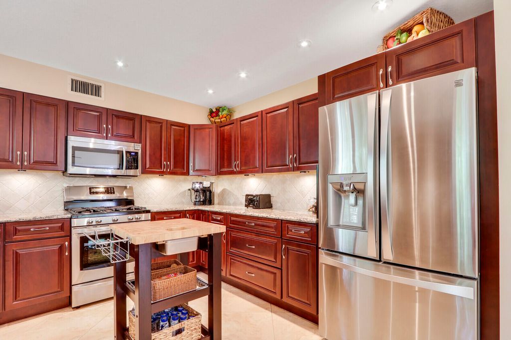 Photo of 408 Woodview Circle, Palm Beach Gardens, FL 33418 (MLS # R10976611)