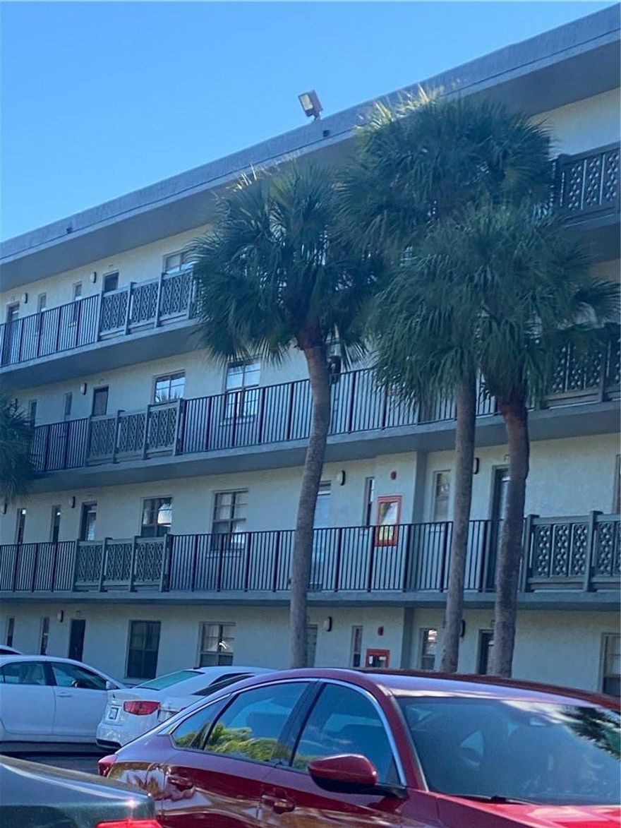 Beautiful 2 bedroom, 2 bath home located in Boca Raton. This property will not last long!