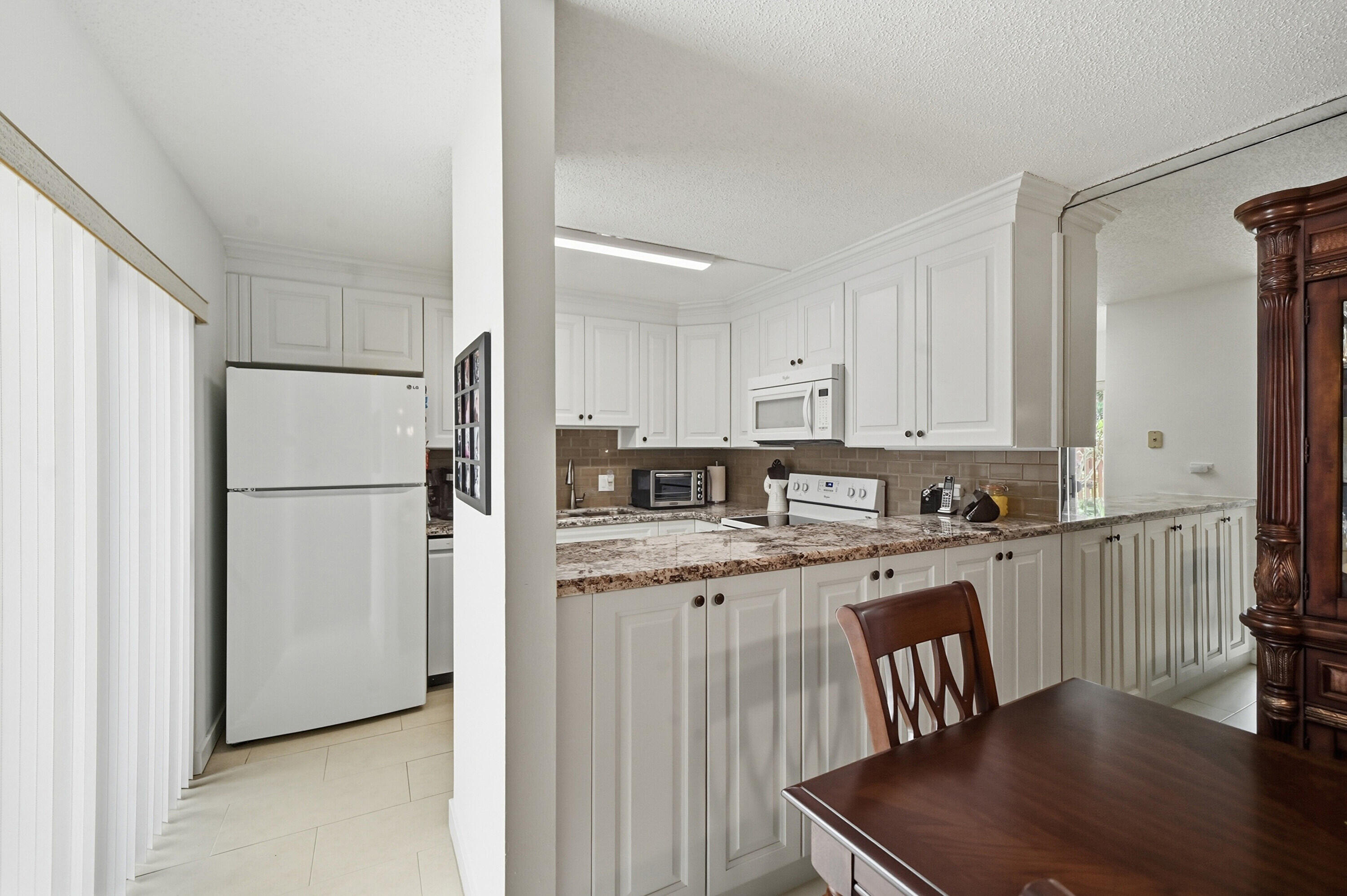 LAKESIDE - Residential