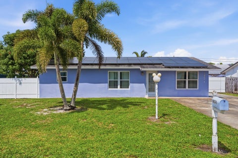 Photo of 19074 SE FEARNLEY Drive, Jupiter, FL 33469 (MLS # B26073372)