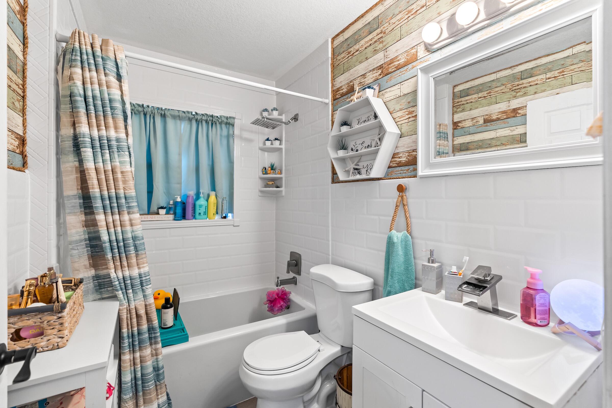 COUNTRY CLUB VIEWS - Residential