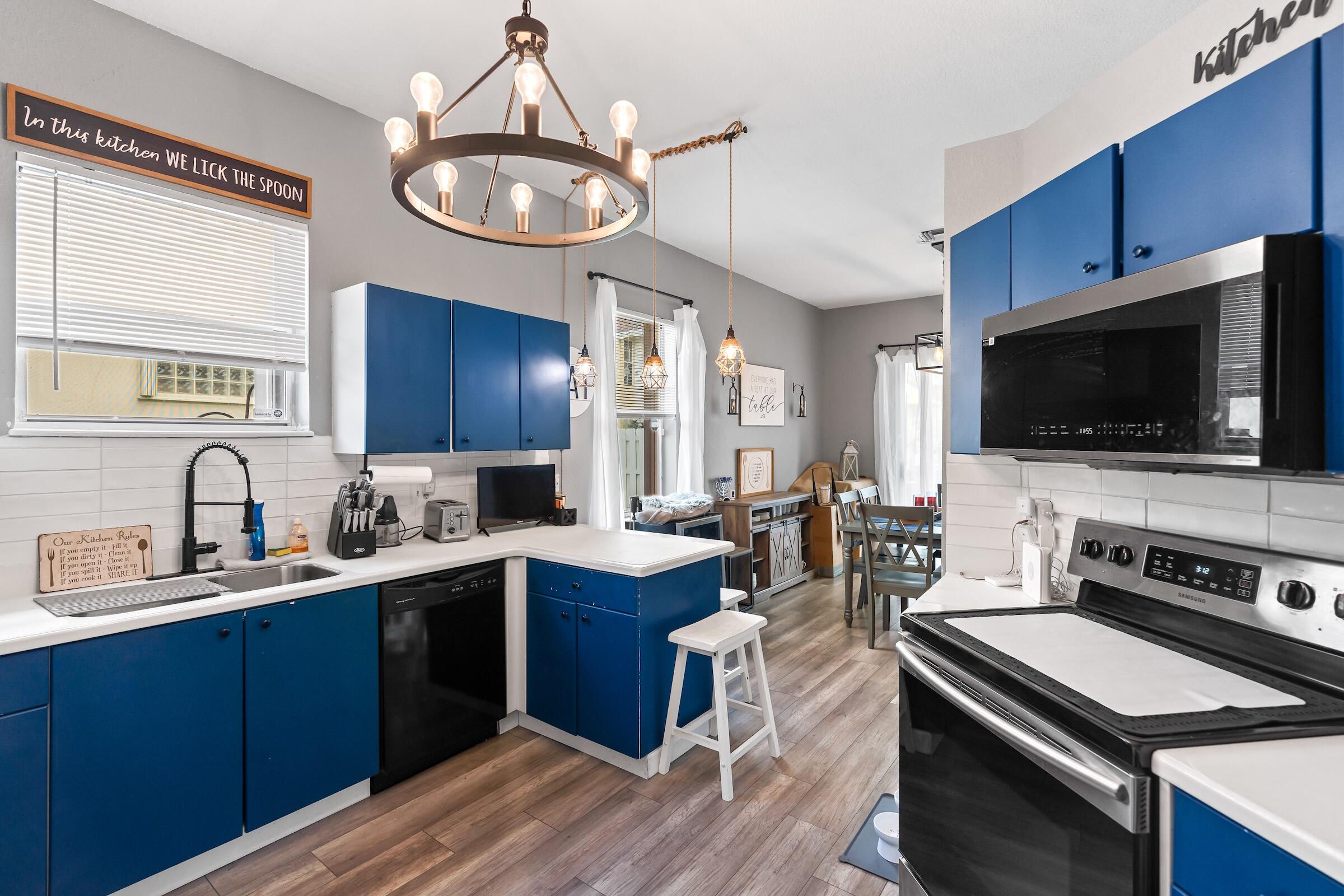 COUNTRY CLUB VIEWS - Residential