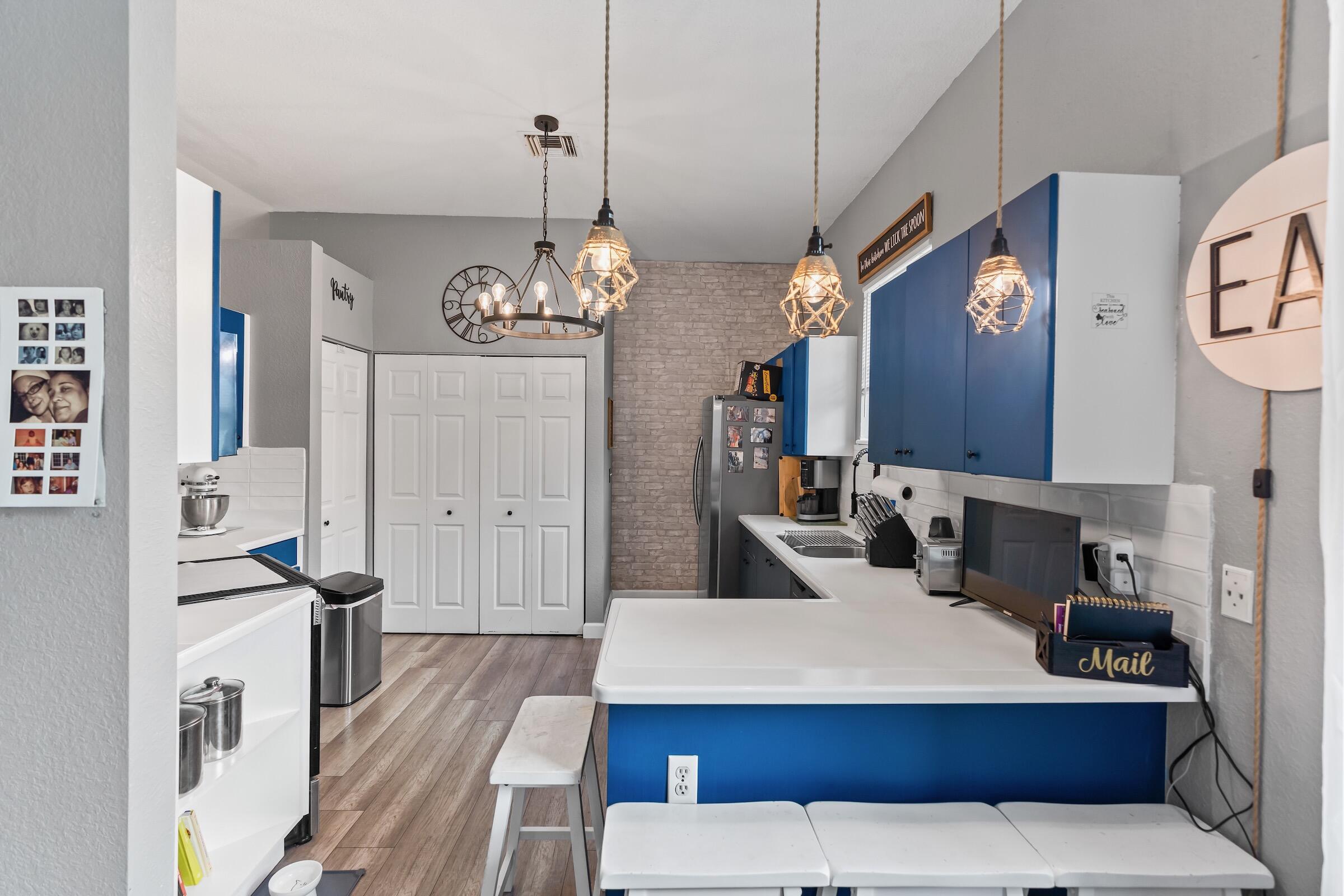 COUNTRY CLUB VIEWS - Residential