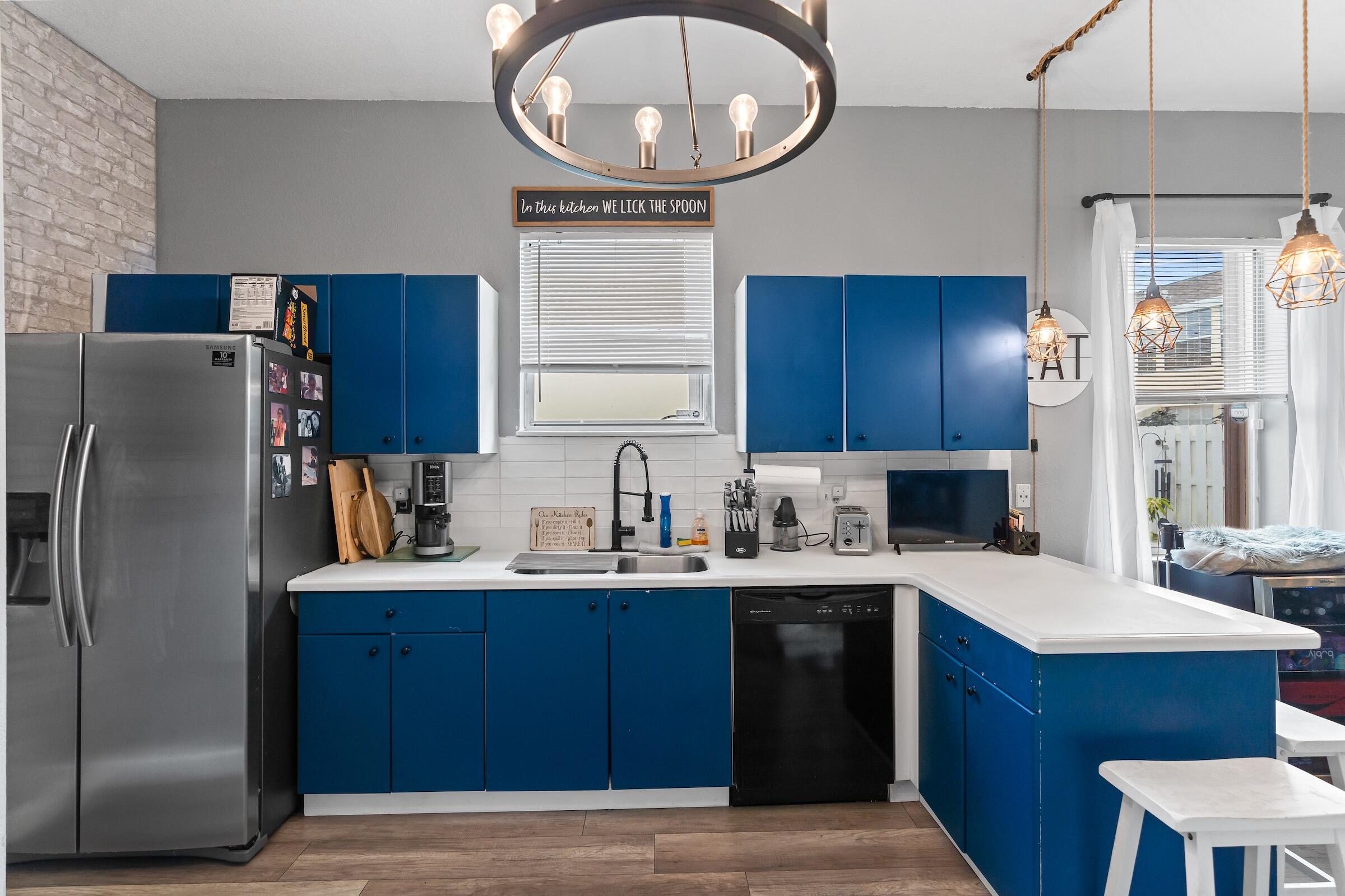 COUNTRY CLUB VIEWS - Residential