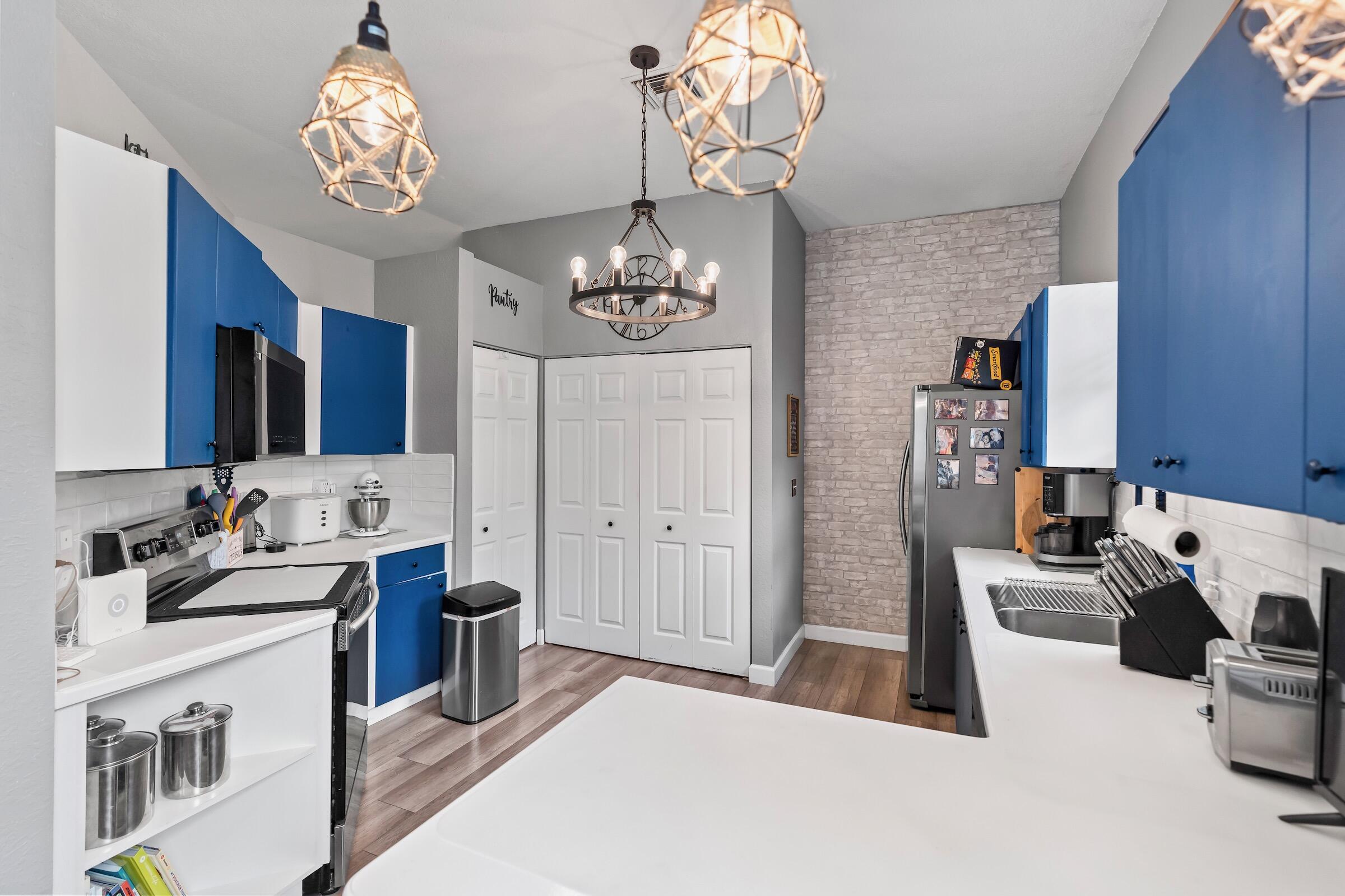 COUNTRY CLUB VIEWS - Residential