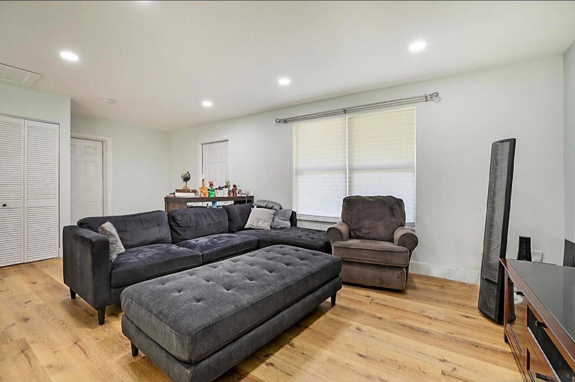 LAUDERDALE VILLAS - Residential