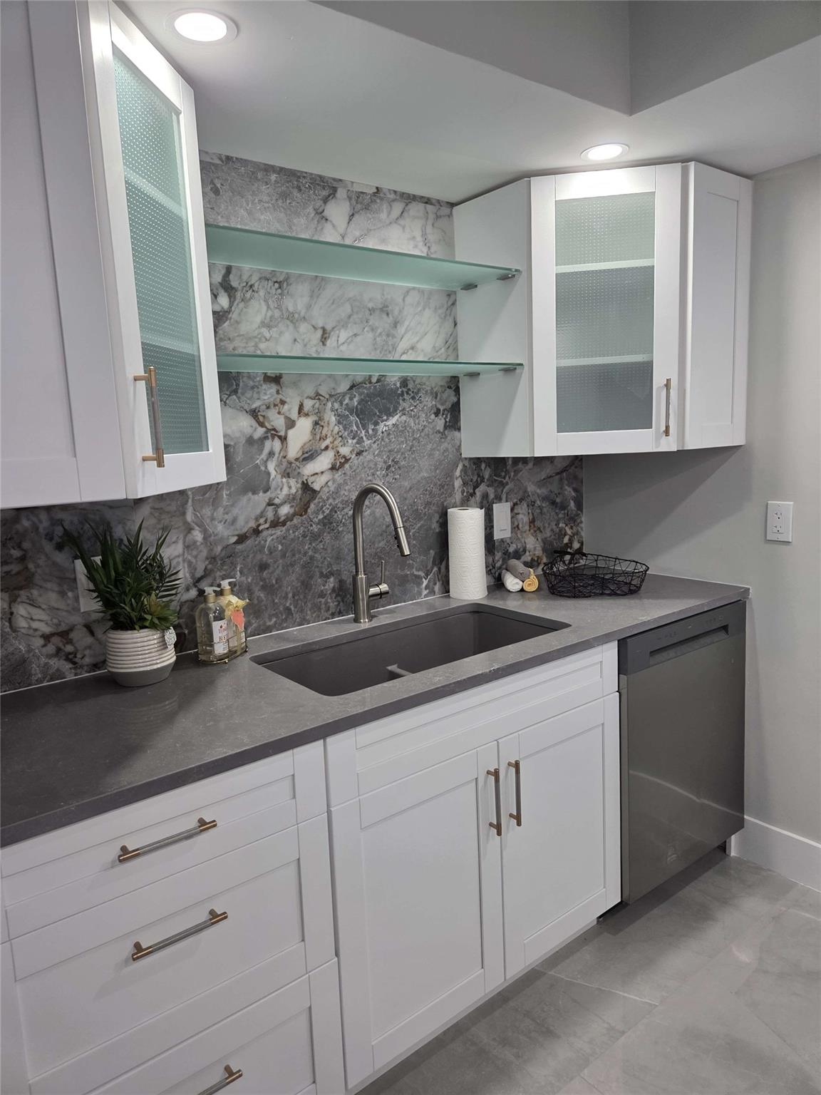 CAYMAN VILLAGE - Residential