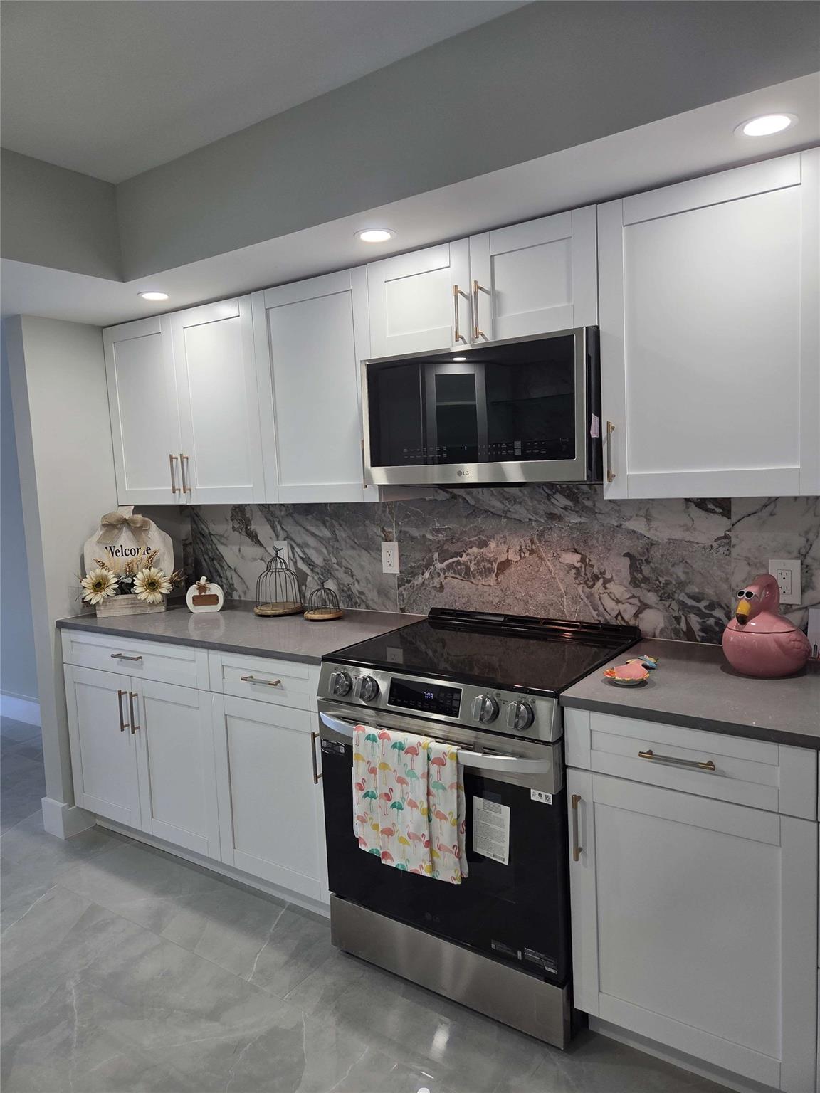 CAYMAN VILLAGE - Residential