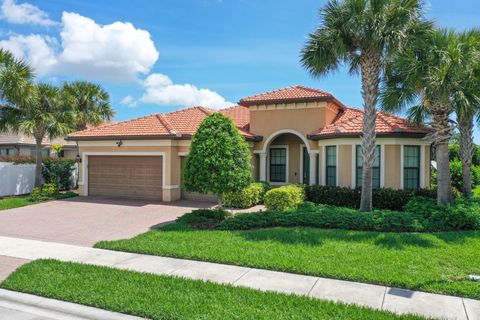 Photo of 301 SE Huntington Circle, Port Saint Lucie, FL 34984 (MLS # B26012496)