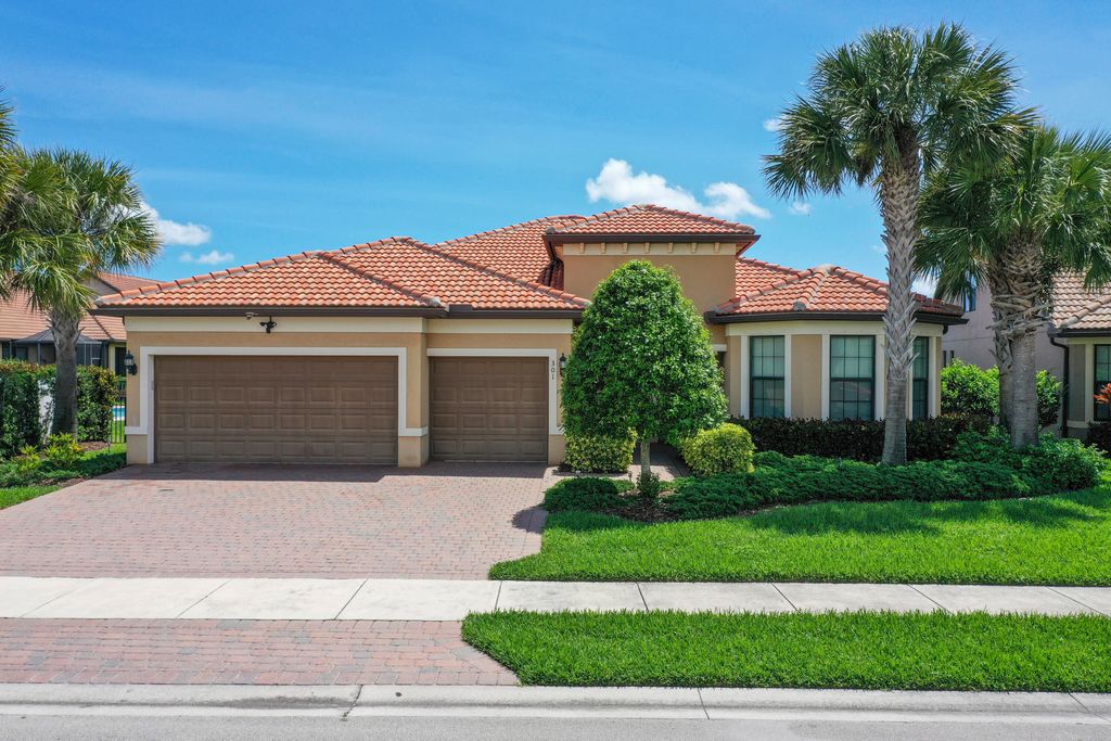 Photo of 301 SE Huntington Circle, Port Saint Lucie, FL 34984 (MLS # B26012496)