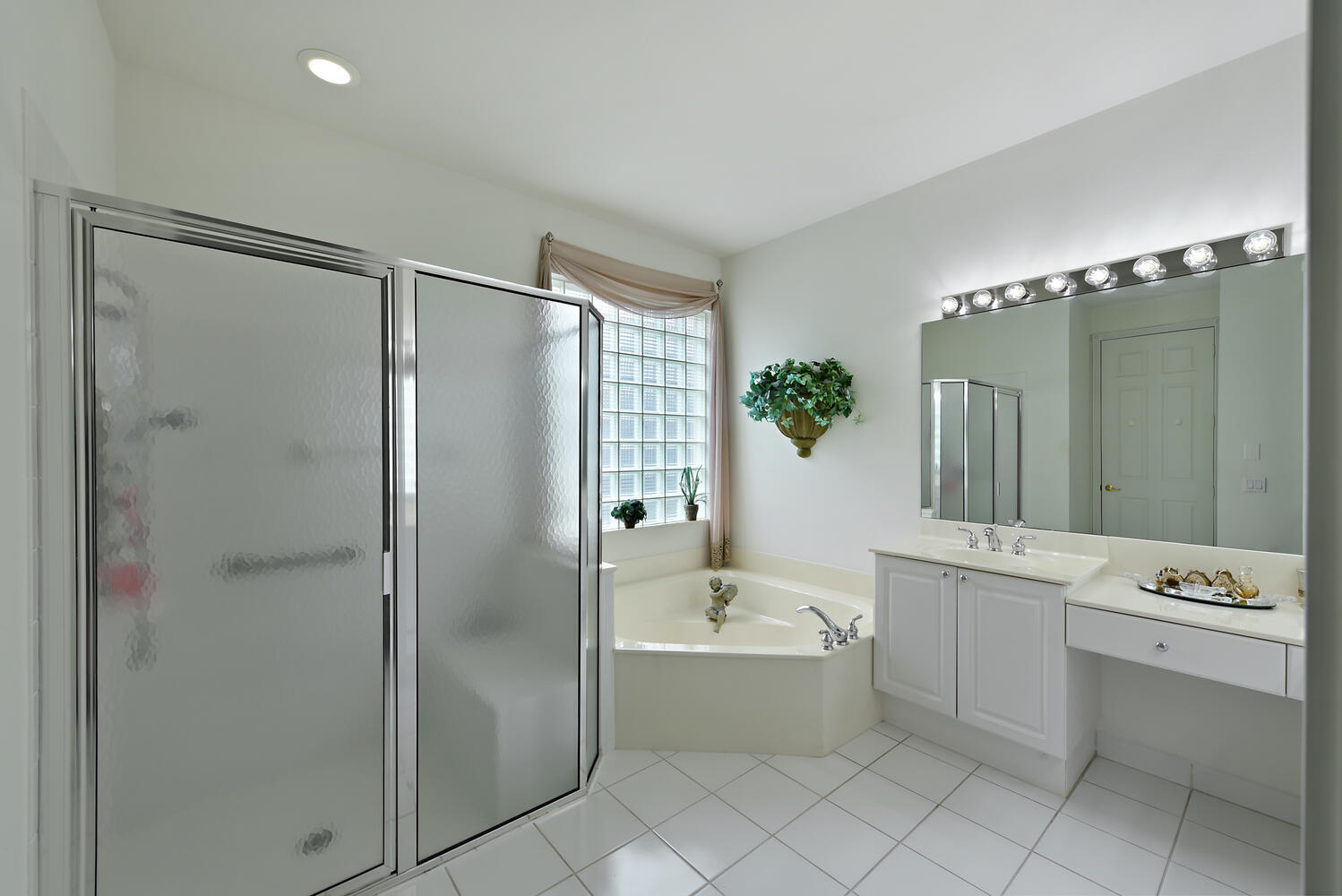 VALENCIA LAKES - Residential