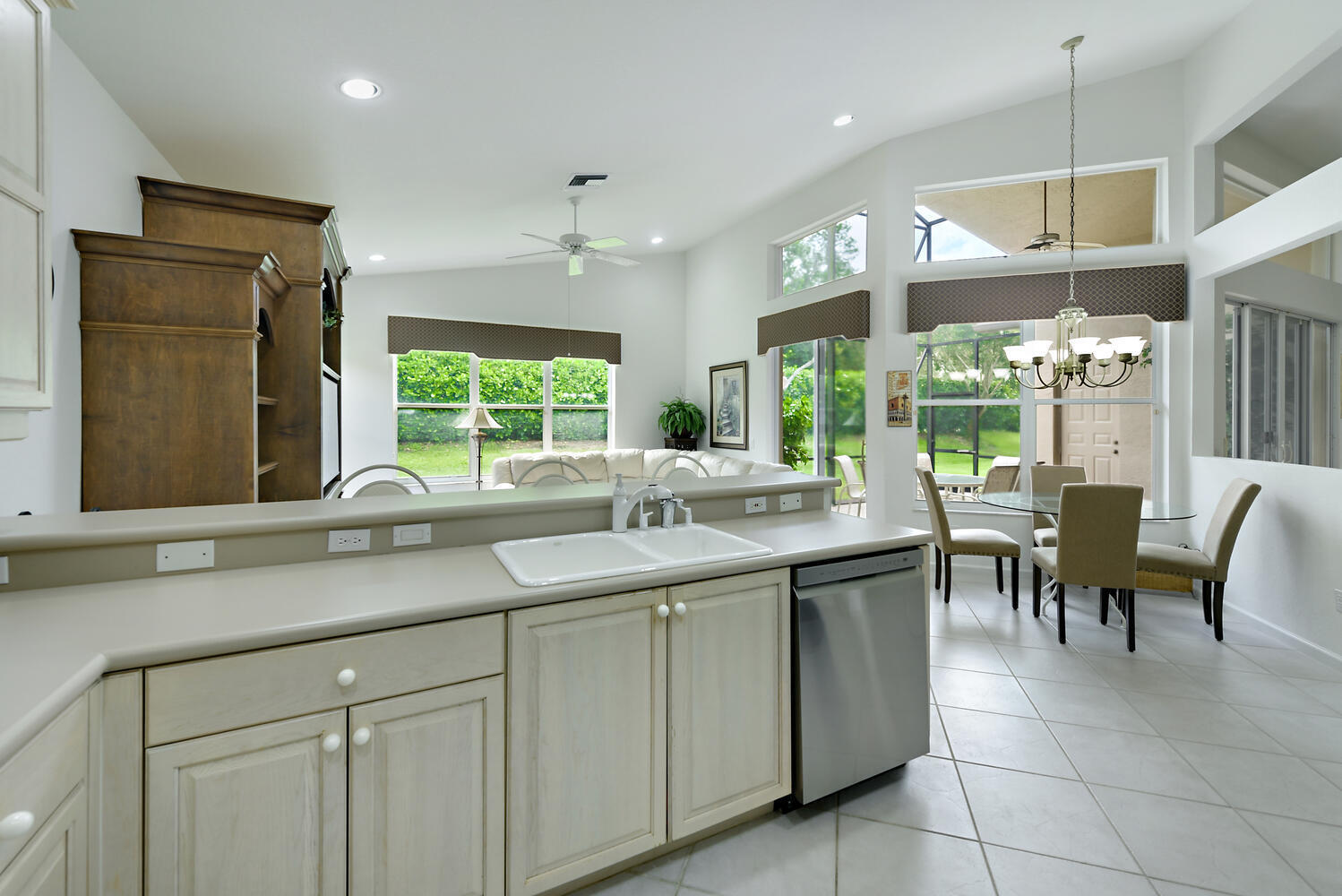 VALENCIA LAKES - Residential