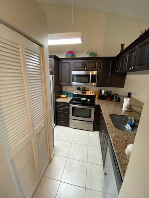 STERLING VILLAGES OF PALM BEACH LAKES CONDO - Residential Lease