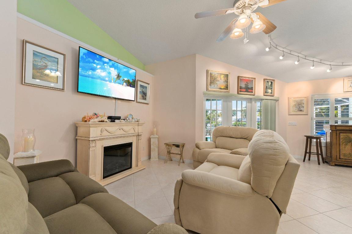 QUEEN'S COVE UNIT 1 - Residential