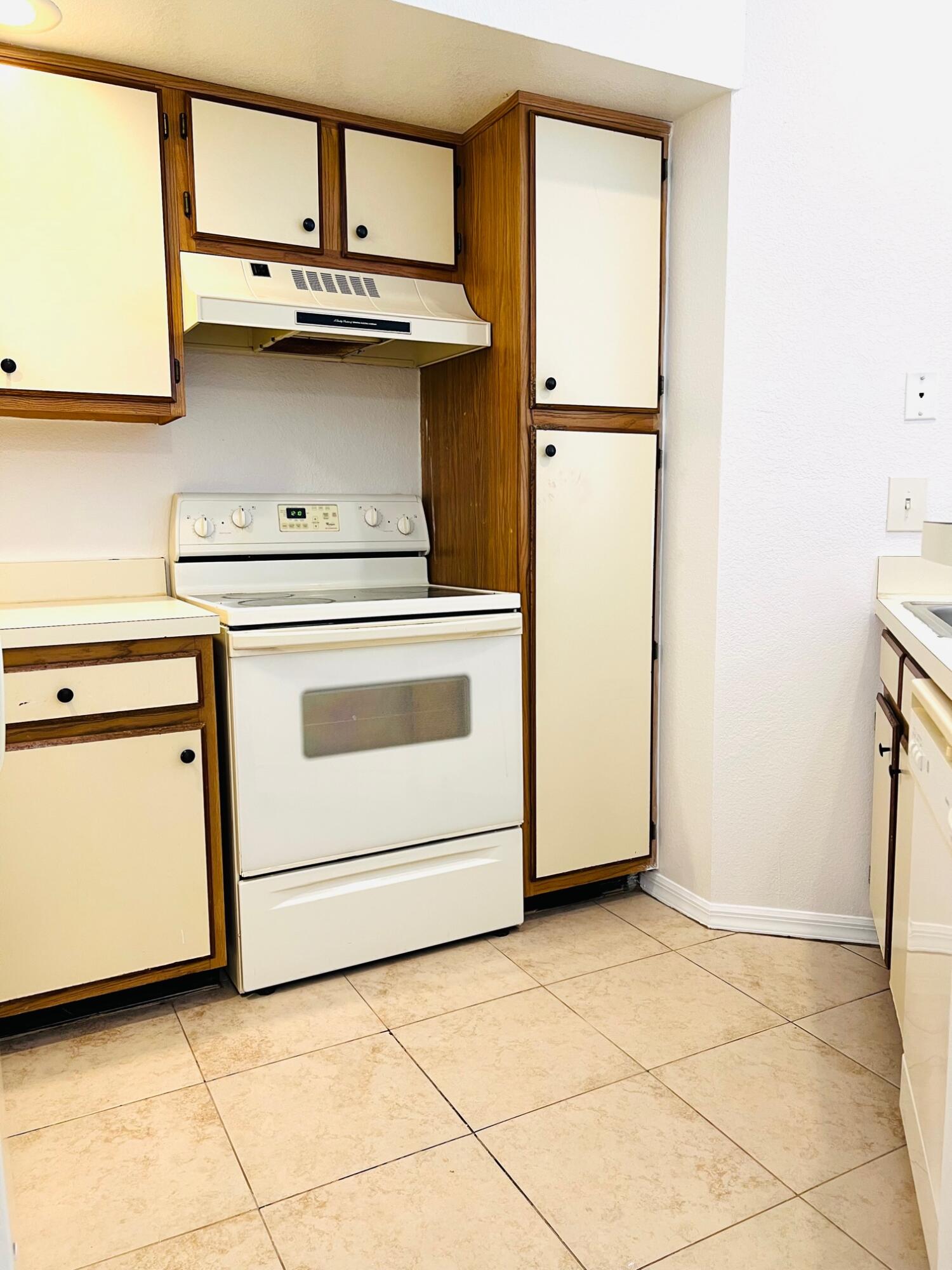 PONTE VERDE AT PALM BEACH LAKES CONDO - Residential Lease