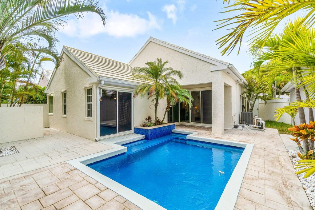 Photo of 25 Wyndham Lane, Palm Beach Gardens, FL 33418 (MLS # B26016224)