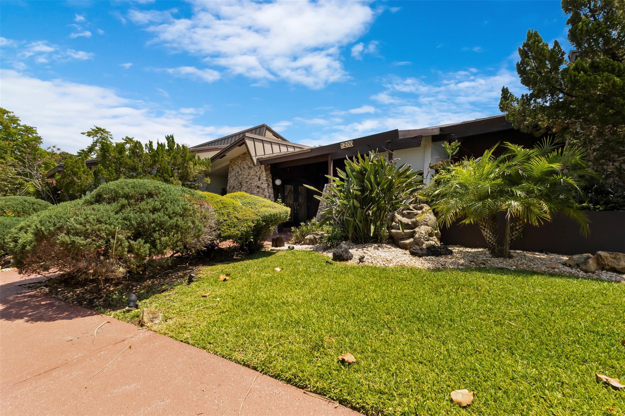 5200 WOODLANDS BL