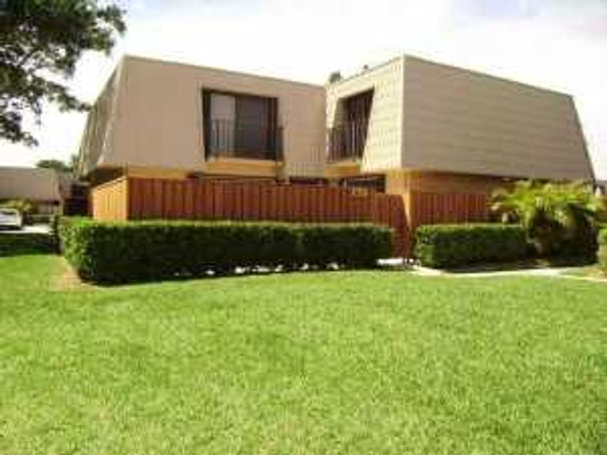 ***FAB TOWNHOME W/LARGE PRIVATE PATIO! VERY NICE TOWNHOME. ALL TILE, NO CARPET, CUSTOM PAINT. DIRECTLY ACROSS FROM LARGE PARK, HUGE POOL, TENNIS, BASKETBALL, PLAY AREA AND MORE. GREAT LOCATION, YOU WILL LOVE THIS TOWNHOME***