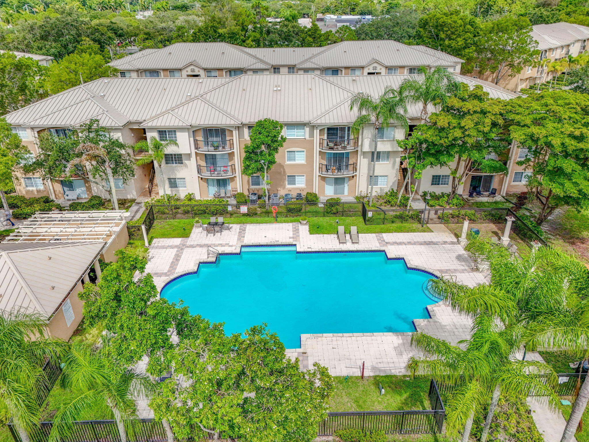 GRAND VIEW AT CRESTWOOD CONDOMINIUM - Residential Lease