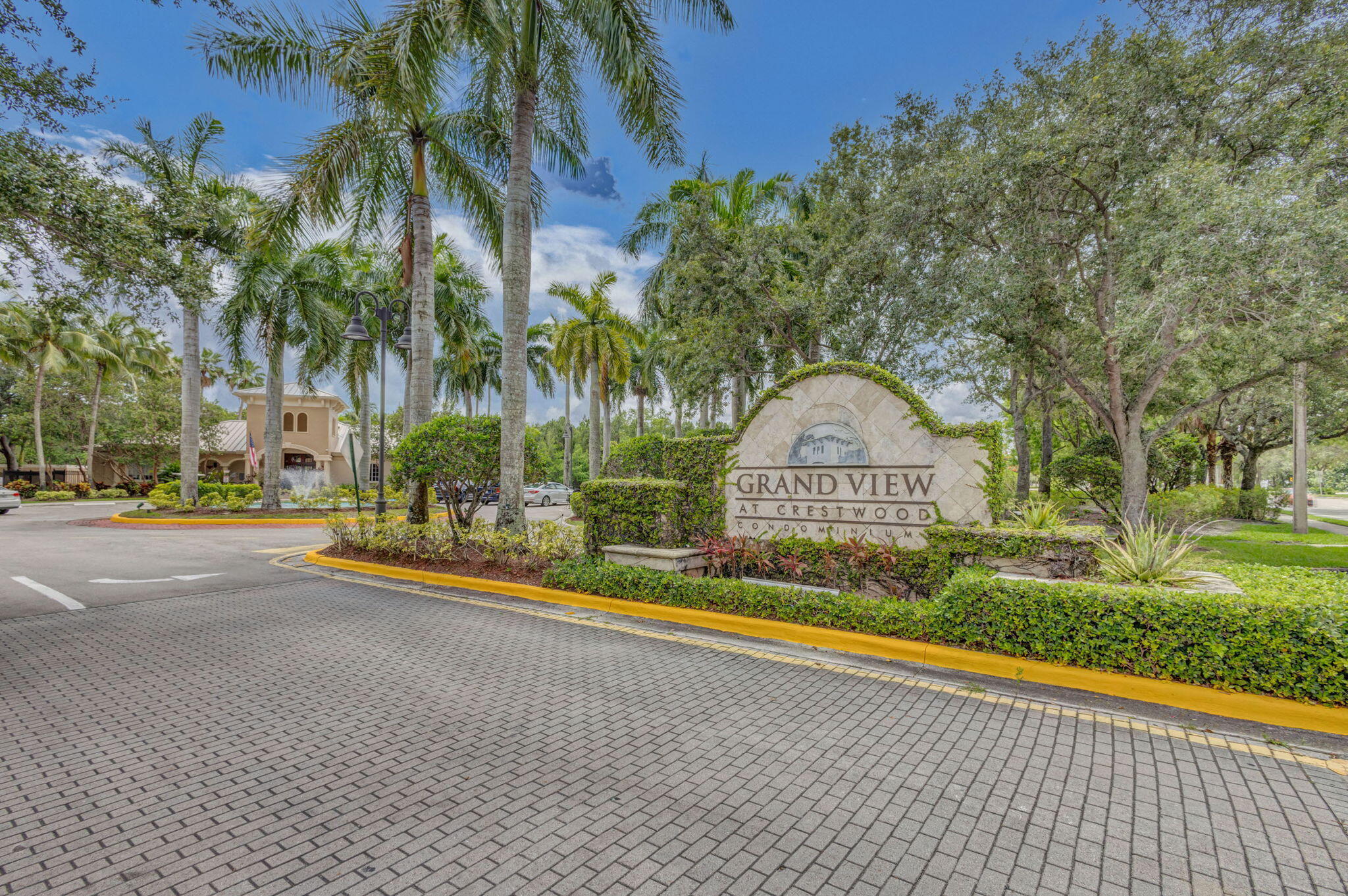 GRAND VIEW AT CRESTWOOD CONDOMINIUM - Residential Lease