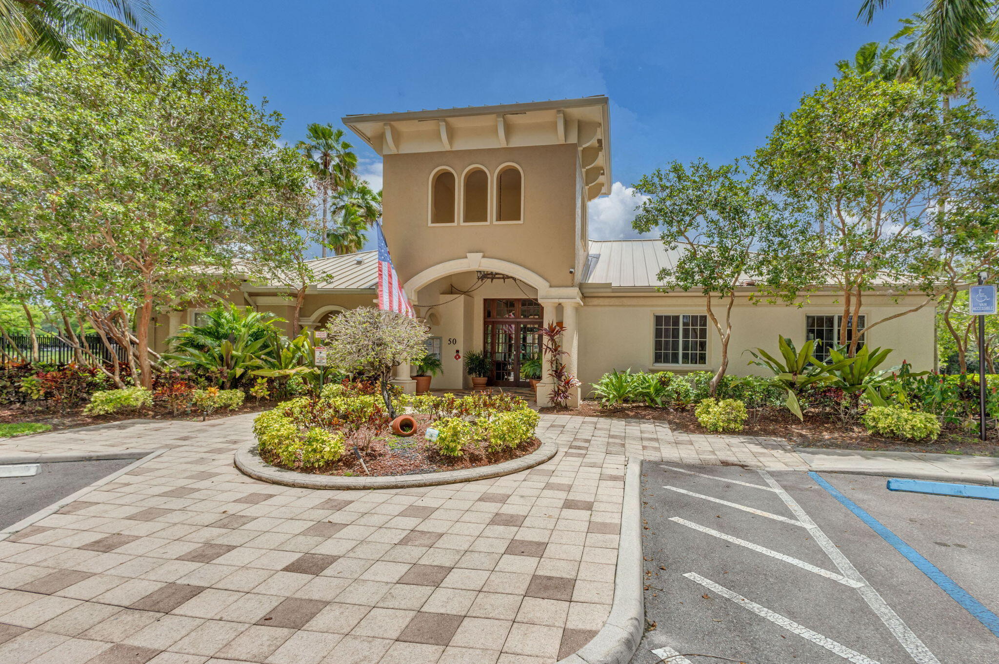 GRAND VIEW AT CRESTWOOD CONDOMINIUM - Residential Lease