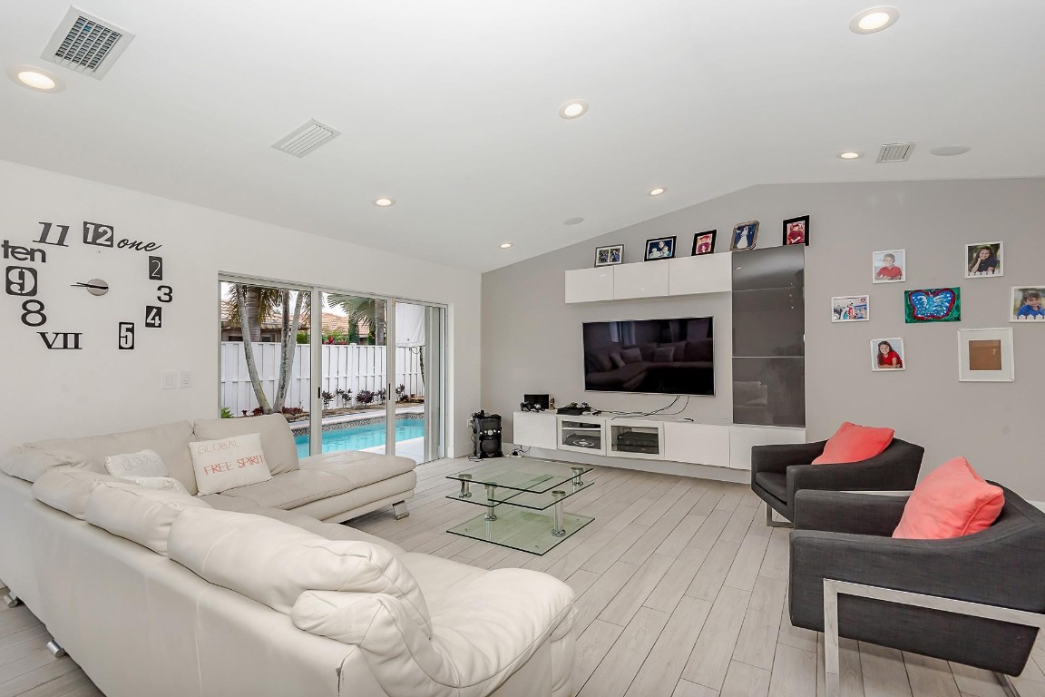 Bonavillas 132-9 B - Residential Lease