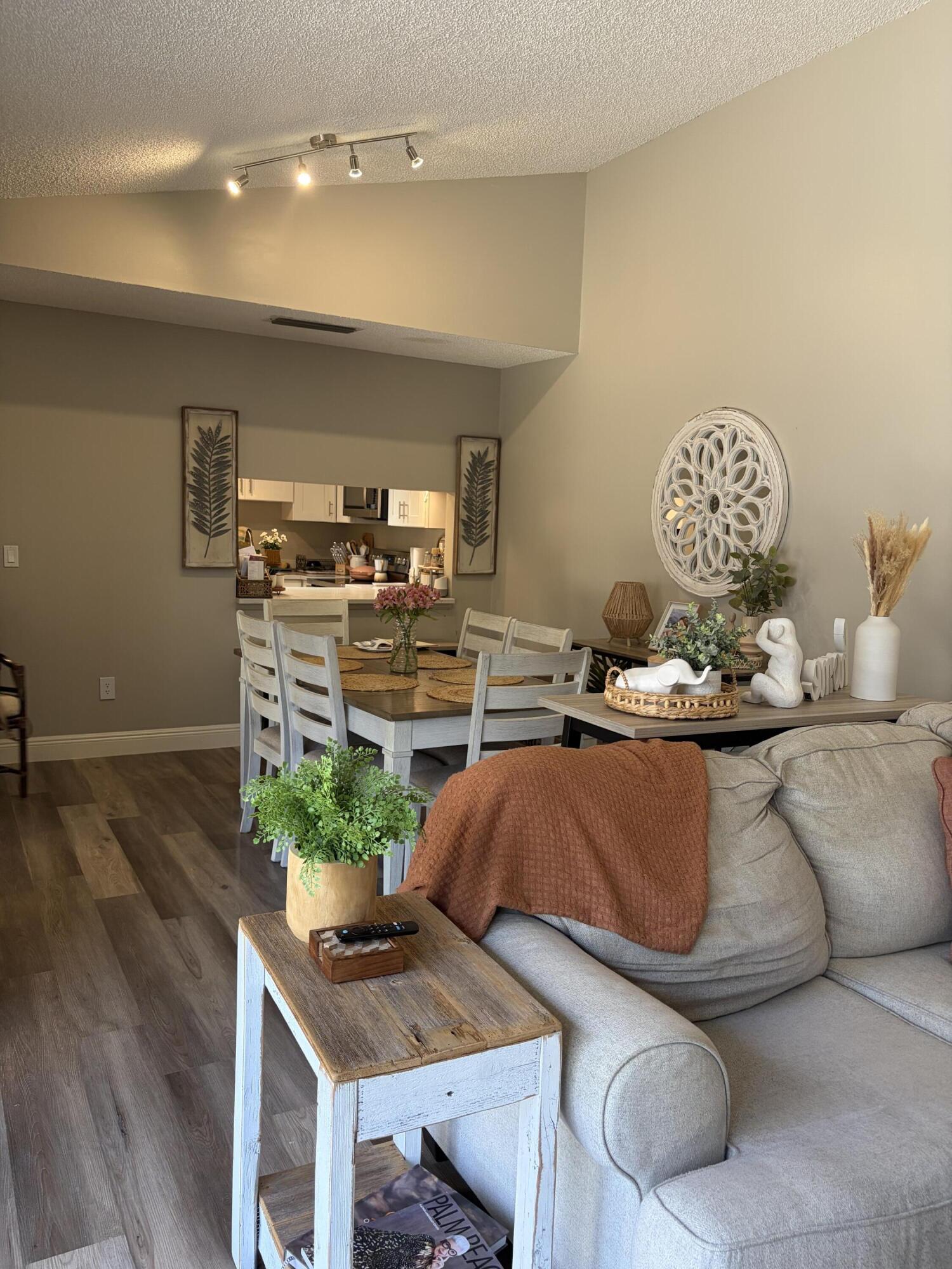 COUNTRY AS - Residential